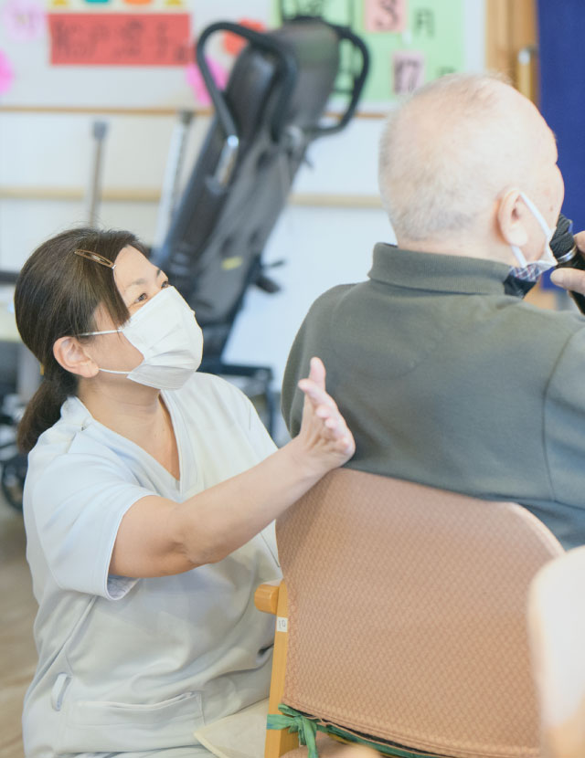 高齢者と介助する男性